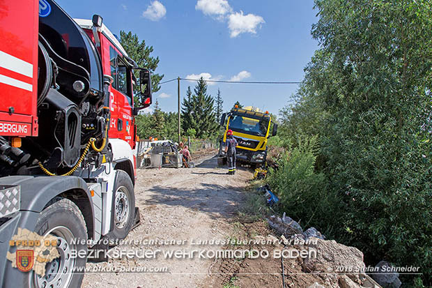 20160823 Baufahrzeugbergung in Tribuswinkel Foto: © Stefan Schneider 20160823 Baufahrzeugbergung in Tribuswinkel Foto: © Stefan Schneider