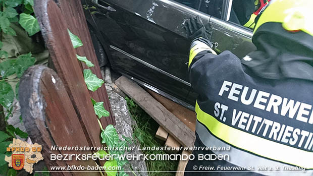 20160829 Aufwendige Fahrzeugbergung in St.Veita.d.Triesting  Fotos: © Michael Hafellner u. Max Weinbauer FF St.Veit