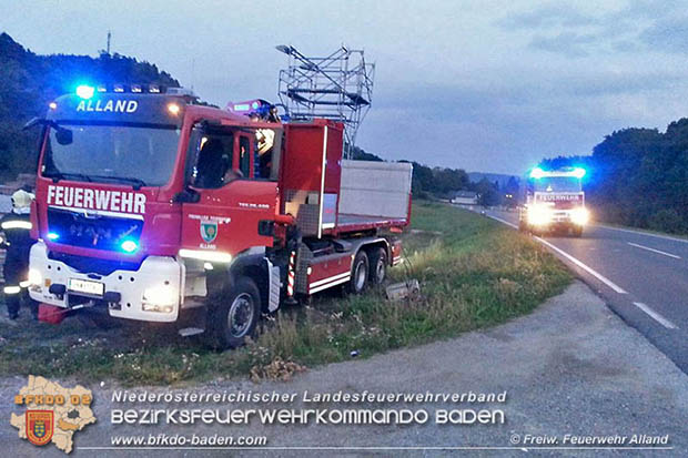 20160926 Pkw rammt Stromverteilerkasten in Alland  Foto: © FF Alland