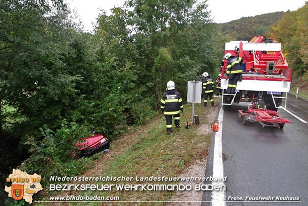 20161006 Pkw landet auf der LB11 bei Neuhaus im Bach  Foto: © Freiwillige Feuerwehr Neuhaus