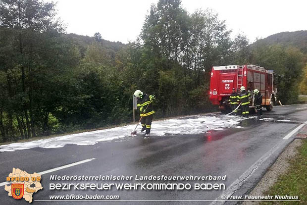 20161006 Pkw landet auf der LB11 bei Neuhaus im Bach  Foto: © Freiwillige Feuerwehr Neuhaus