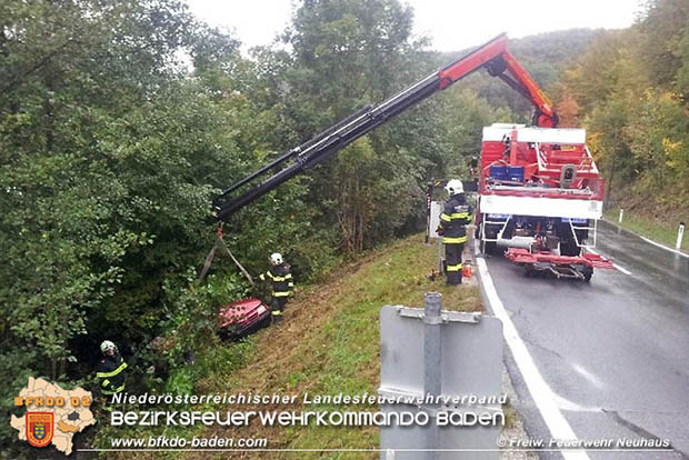 20161006 Pkw landet auf der LB11 bei Neuhaus im Bach  Foto: © Freiwillige Feuerwehr Neuhaus