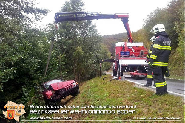 20161006 Pkw landet auf der LB11 bei Neuhaus im Bach  Foto: © Freiwillige Feuerwehr Neuhaus