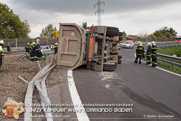 20161010 LKW Unfall A2 Abfahrtsrampe Leobersdorf RFb Wien Foto: © Stefan Schneider 20161010 LKW Unfall A2 Abfahrtsrampe Leobersdorf RFb Wien Foto: © Stefan Schneider