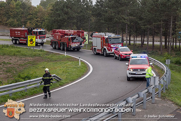 20161010 LKW Unfall A2 Abfahrtsrampe Leobersdorf RFb Wien Foto: © Stefan Schneider 20161010 LKW Unfall A2 Abfahrtsrampe Leobersdorf RFb Wien Foto: © Stefan Schneider