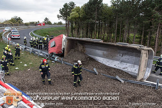 20161010 LKW Unfall A2 Abfahrtsrampe Leobersdorf RFb Wien Foto: © Stefan Schneider 20161010 LKW Unfall A2 Abfahrtsrampe Leobersdorf RFb Wien Foto: © Stefan Schneider