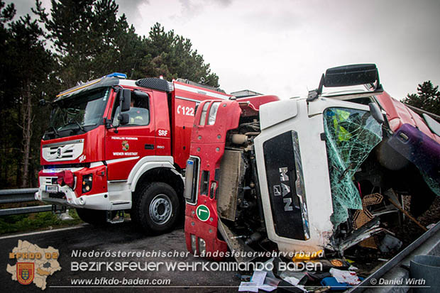 20161010 LKW Unfall A2 Abfahrtsrampe Leobersdorf RFb Wien Foto: © Daniel Wirth 20161010 LKW Unfall A2 Abfahrtsrampe Leobersdorf RFb Wien Foto: © Daniel Wirth