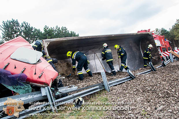 20161010 LKW Unfall A2 Abfahrtsrampe Leobersdorf RFb Wien Foto: © Daniel Wirth 20161010 LKW Unfall A2 Abfahrtsrampe Leobersdorf RFb Wien Foto: © Daniel Wirth