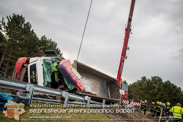 20161010 LKW Unfall A2 Abfahrtsrampe Leobersdorf RFb Wien Foto: © Daniel Wirth 20161010 LKW Unfall A2 Abfahrtsrampe Leobersdorf RFb Wien Foto: © Daniel Wirth
