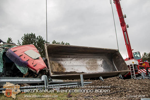 20161010 LKW Unfall A2 Abfahrtsrampe Leobersdorf RFb Wien Foto: © Daniel Wirth 20161010 LKW Unfall A2 Abfahrtsrampe Leobersdorf RFb Wien Foto: © Daniel Wirth