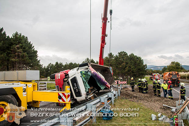 20161010 LKW Unfall A2 Abfahrtsrampe Leobersdorf RFb Wien Foto: © Daniel Wirth 20161010 LKW Unfall A2 Abfahrtsrampe Leobersdorf RFb Wien Foto: © Daniel Wirth