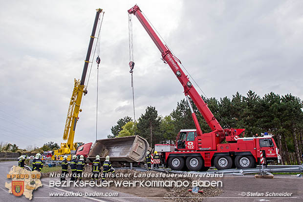 20161010 LKW Unfall A2 Abfahrtsrampe Leobersdorf RFb Wien Foto: © Stefan Schneider 20161010 LKW Unfall A2 Abfahrtsrampe Leobersdorf RFb Wien Foto: © Stefan Schneider