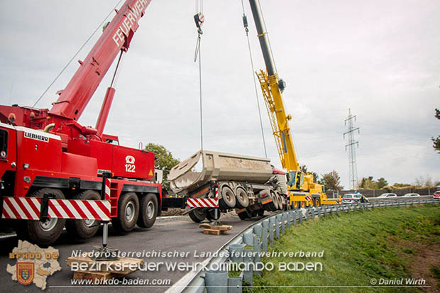 20161010 LKW Unfall A2 Abfahrtsrampe Leobersdorf RFb Wien Foto: © Daniel Wirth 20161010 LKW Unfall A2 Abfahrtsrampe Leobersdorf RFb Wien Foto: © Daniel Wirth