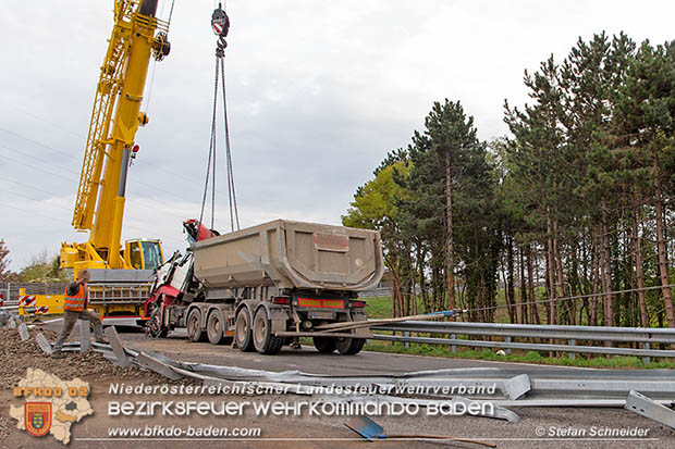 20161010 LKW Unfall A2 Abfahrtsrampe Leobersdorf RFb Wien Foto: © Stefan Schneider 20161010 LKW Unfall A2 Abfahrtsrampe Leobersdorf RFb Wien Foto: © Stefan Schneider