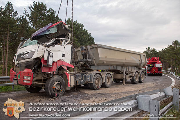 20161010 LKW Unfall A2 Abfahrtsrampe Leobersdorf RFb Wien Foto: © Stefan Schneider 20161010 LKW Unfall A2 Abfahrtsrampe Leobersdorf RFb Wien Foto: © Stefan Schneider