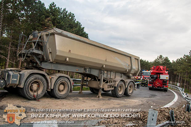 20161010 LKW Unfall A2 Abfahrtsrampe Leobersdorf RFb Wien Foto: © Daniel Wirth 20161010 LKW Unfall A2 Abfahrtsrampe Leobersdorf RFb Wien Foto: © Daniel Wirth