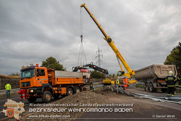20161010 LKW Unfall A2 Abfahrtsrampe Leobersdorf RFb Wien Foto: © Daniel Wirth 20161010 LKW Unfall A2 Abfahrtsrampe Leobersdorf RFb Wien Foto: © Daniel Wirth