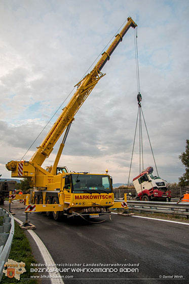 20161010 LKW Unfall A2 Abfahrtsrampe Leobersdorf RFb Wien Foto: © Daniel Wirth 20161010 LKW Unfall A2 Abfahrtsrampe Leobersdorf RFb Wien Foto: © Daniel Wirth