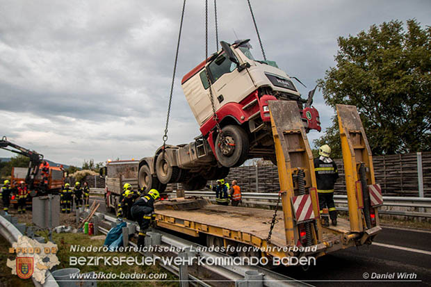 20161010 LKW Unfall A2 Abfahrtsrampe Leobersdorf RFb Wien Foto: © Daniel Wirth 20161010 LKW Unfall A2 Abfahrtsrampe Leobersdorf RFb Wien Foto: © Daniel Wirth