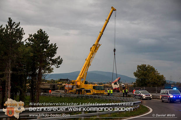 20161010 LKW Unfall A2 Abfahrtsrampe Leobersdorf RFb Wien Foto: © Daniel Wirth 20161010 LKW Unfall A2 Abfahrtsrampe Leobersdorf RFb Wien Foto: © Daniel Wirth