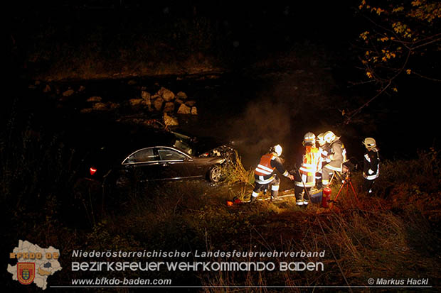 20161018 PKW 	stürzt in den Triesting Fluss in Pottenstein © Markus Hackl