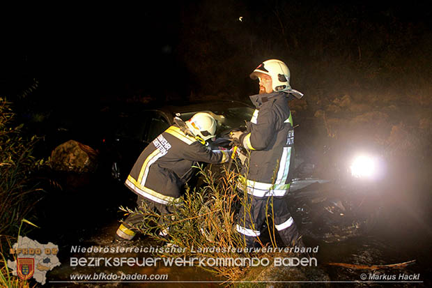 20161018 PKW 	stuerzt in den Triesting Fluss in Pottenstein © Markus Hackl