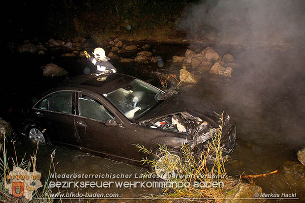 20161018 PKW 	stuerzt in den Triesting Fluss in Pottenstein © Markus Hackl