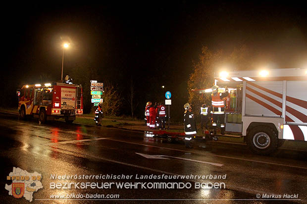 20161018 PKW 	stuerzt in den Triesting Fluss in Pottenstein © Markus Hackl