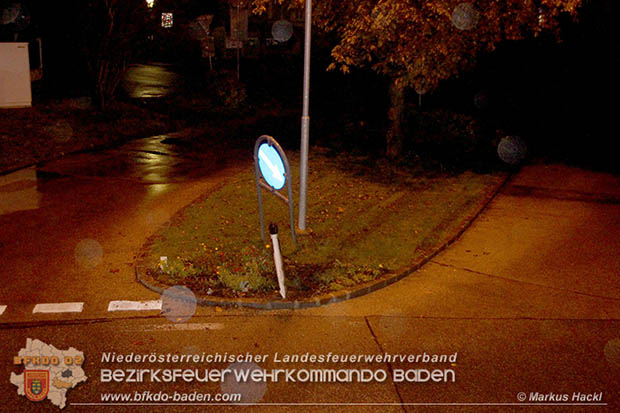 20161018 PKW 	stuerzt in den Triesting Fluss in Pottenstein © Markus Hackl