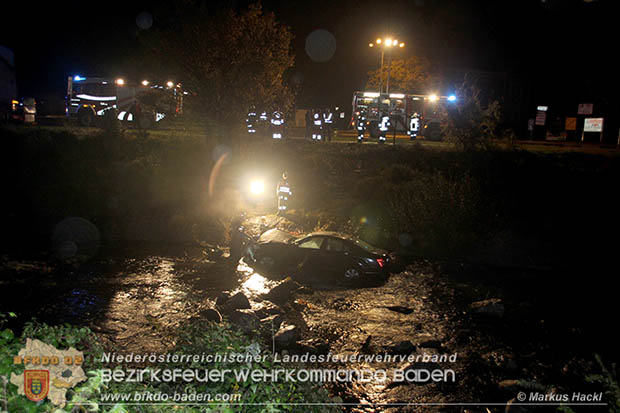 20161018 PKW 	stuerzt in den Triesting Fluss in Pottenstein © Markus Hackl