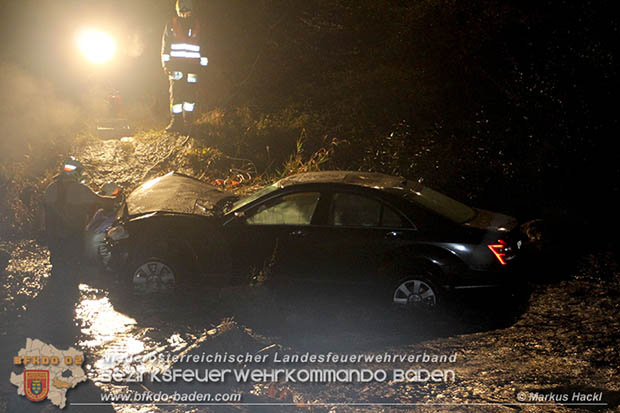 20161018 PKW 	stuerzt in den Triesting Fluss in Pottenstein © Markus Hackl