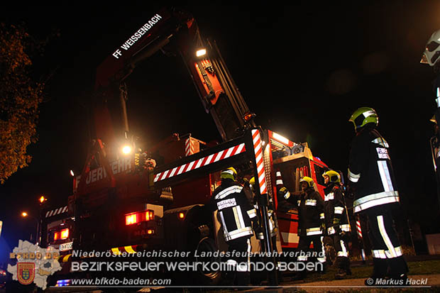 20161018 PKW 	stuerzt in den Triesting Fluss in Pottenstein © Markus Hackl