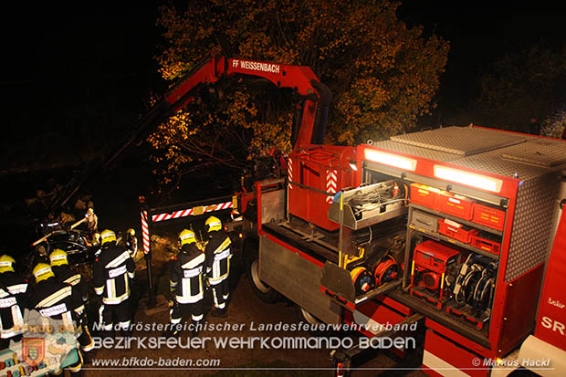 20161018 PKW 	stuerzt in den Triesting Fluss in Pottenstein © Markus Hackl