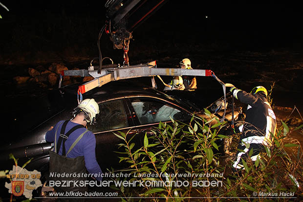 20161018 PKW 	stuerzt in den Triesting Fluss in Pottenstein © Markus Hackl