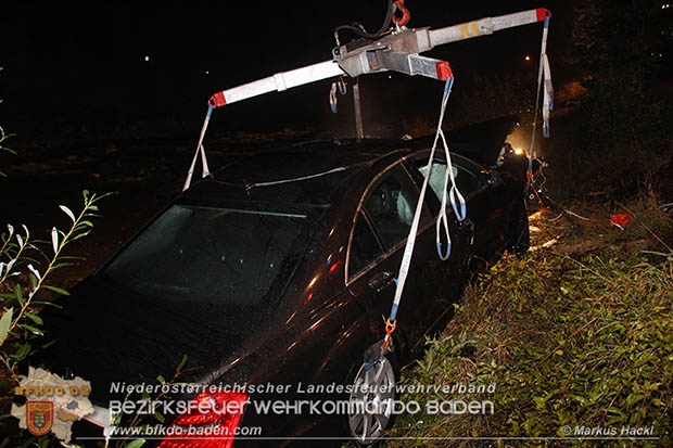 20161018 PKW 	stuerzt in den Triesting Fluss in Pottenstein © Markus Hackl