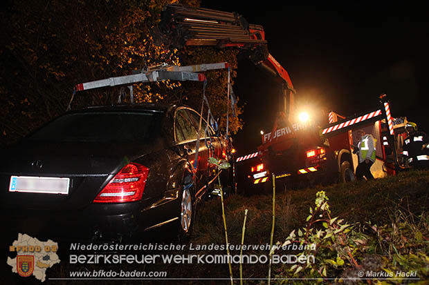20161018 PKW 	stuerzt in den Triesting Fluss in Pottenstein © Markus Hackl