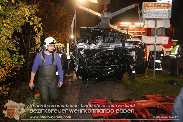 20161018 PKW 	stuerzt in den Triesting Fluss in Pottenstein © Markus Hackl