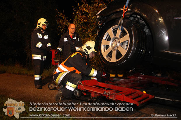 20161018 PKW 	stuerzt in den Triesting Fluss in Pottenstein © Markus Hackl
