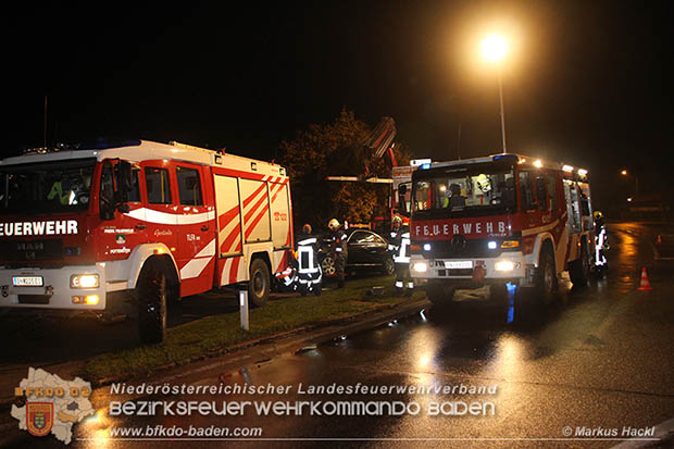 20161018 PKW 	stuerzt in den Triesting Fluss in Pottenstein © Markus Hackl