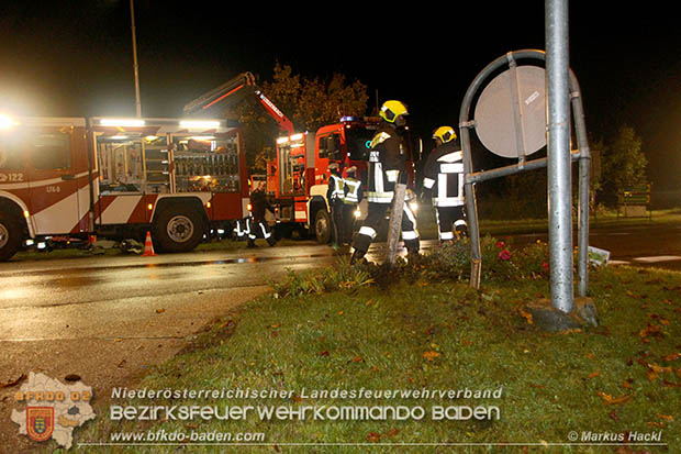 20161018 PKW stuerzt in den Triesting Fluss in Pottenstein © Markus Hackl