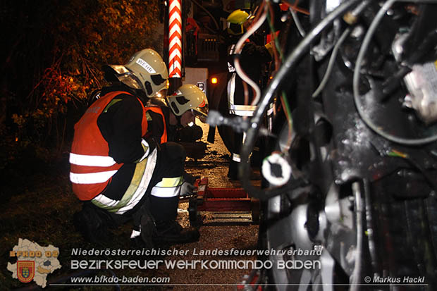 20161018 PKW stuerzt in den Triesting Fluss in Pottenstein © Markus Hackl