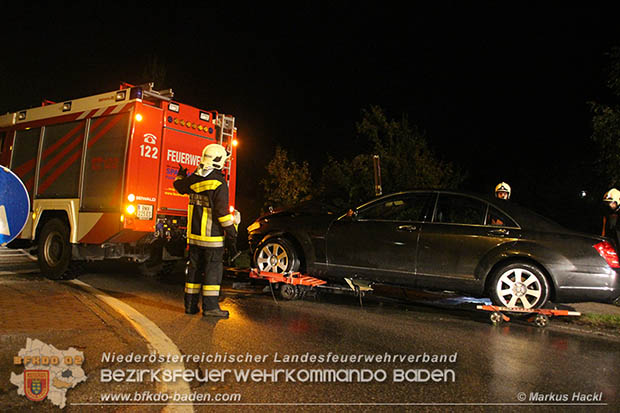 20161018 PKW 	stuerzt in den Triesting Fluss in Pottenstein © Markus Hackl