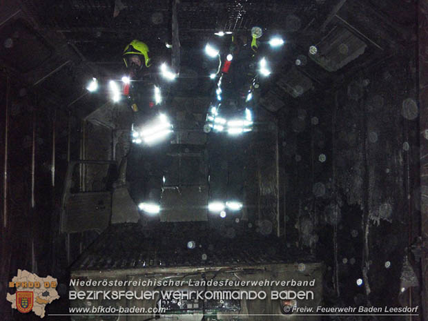 20161024 Brand in KfZ Lakier & Karosseriebetrieb in Baden Foto: Freiwillige Feuerwehr Baden-Leesdorf 20161024 Brand in KfZ Lakier & Karosseriebetrieb in Baden Foto: Freiwillige Feuerwehr Baden-Leesdorf