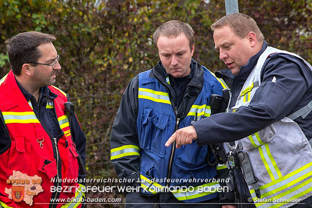 20161102 Ölfilm auf dem Gewässer des Wr.Neustädter Kanals in Kottingbrunn Foto: © Stefan Schneider 20161102 Ölfilm auf dem Gewässer des Wr.Neustädter Kanals in Kottingbrunn Foto: © Stefan Schneider