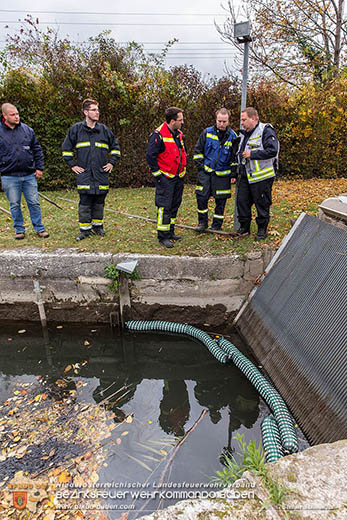 20161102 Ölfilm auf dem Gewässer des Wr.Neustädter Kanals in Kottingbrunn Foto: © Stefan Schneider 20161102 Ölfilm auf dem Gewässer des Wr.Neustädter Kanals in Kottingbrunn Foto: © Stefan Schneider