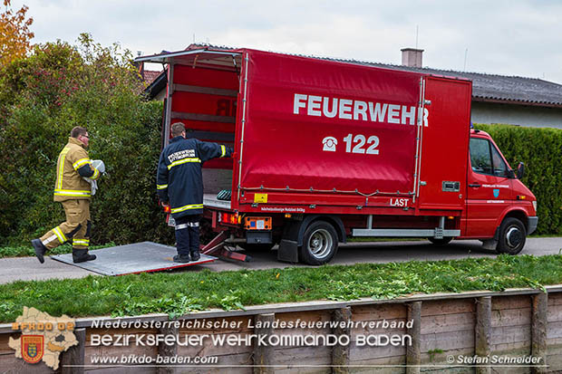 20161102 Ölfilm auf dem Gewässer des Wr.Neustädter Kanals in Kottingbrunn Foto: © Stefan Schneider 20161102 Ölfilm auf dem Gewässer des Wr.Neustädter Kanals in Kottingbrunn Foto: © Stefan Schneider