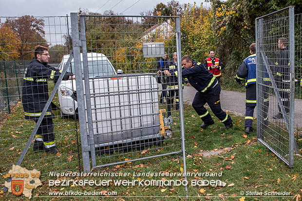 20161102 Ölfilm auf dem Gewässer des Wr.Neustädter Kanals in Kottingbrunn Foto: © Stefan Schneider 20161102 Ölfilm auf dem Gewässer des Wr.Neustädter Kanals in Kottingbrunn Foto: © Stefan Schneider