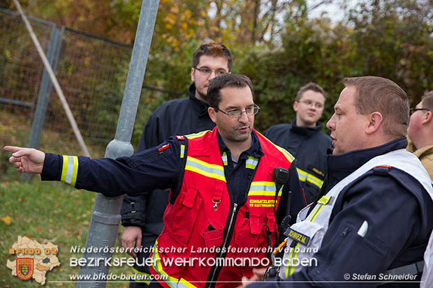 20161102 Ölfilm auf dem Gewässer des Wr.Neustädter Kanals in Kottingbrunn Foto: © Stefan Schneider 20161102 Ölfilm auf dem Gewässer des Wr.Neustädter Kanals in Kottingbrunn Foto: © Stefan Schneider