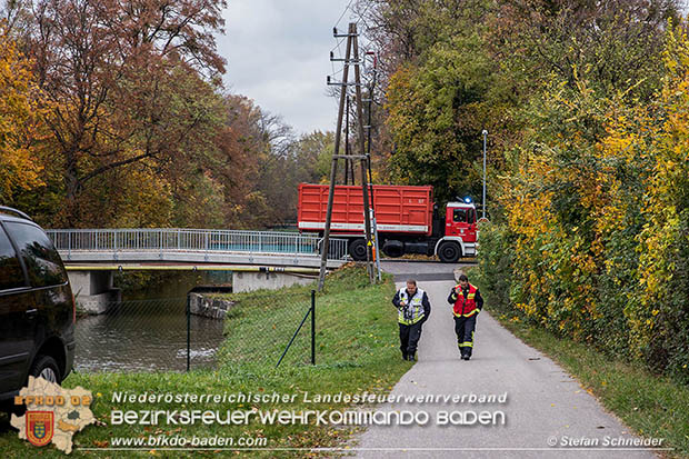 20161102 Ölfilm auf dem Gewässer des Wr.Neustädter Kanals in Kottingbrunn Foto: © Stefan Schneider 20161102 Ölfilm auf dem Gewässer des Wr.Neustädter Kanals in Kottingbrunn Foto: © Stefan Schneider