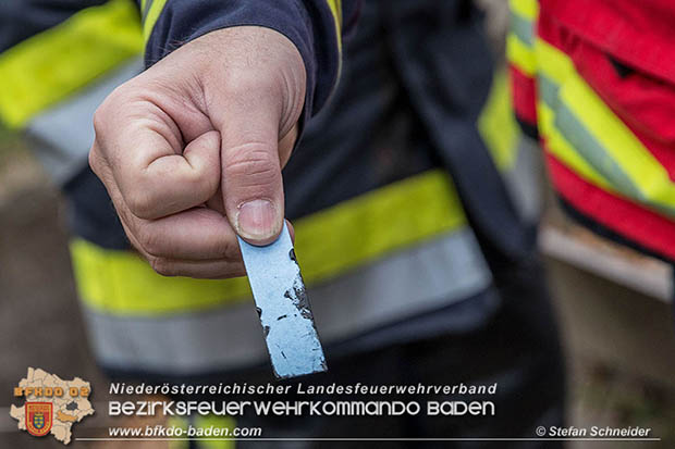 20161102 Ölfilm auf dem Gewässer des Wr.Neustädter Kanals in Kottingbrunn Foto: © Stefan Schneider 20161102 Ölfilm auf dem Gewässer des Wr.Neustädter Kanals in Kottingbrunn Foto: © Stefan Schneider
